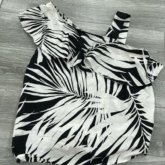 Who What Wear Asymmetrical Top - Picture 1 of 3